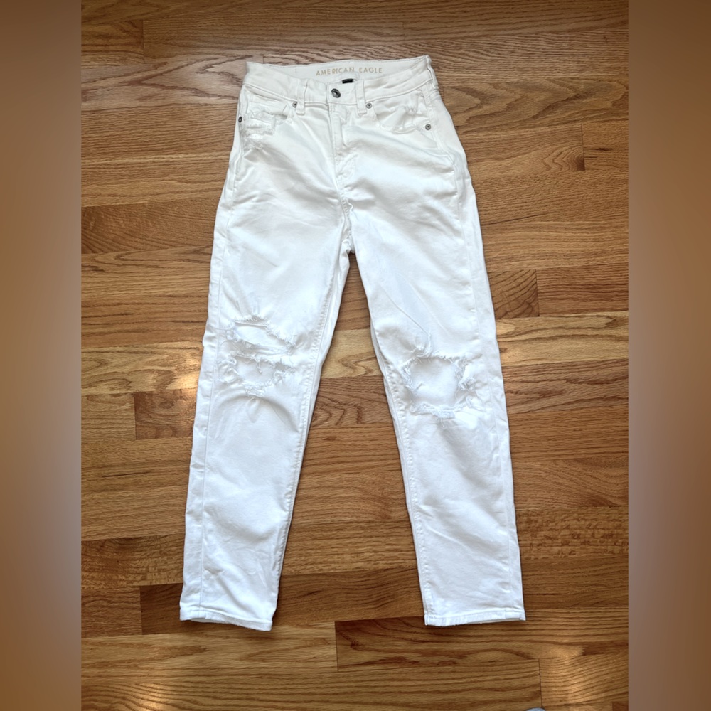 American Eagle Women's distressed white stretch mom straight denim Size 2.